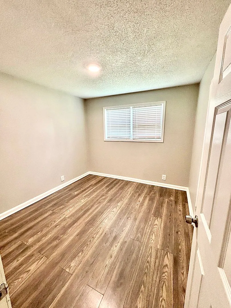 2215 Sutton-Move in ready! — Photo 4