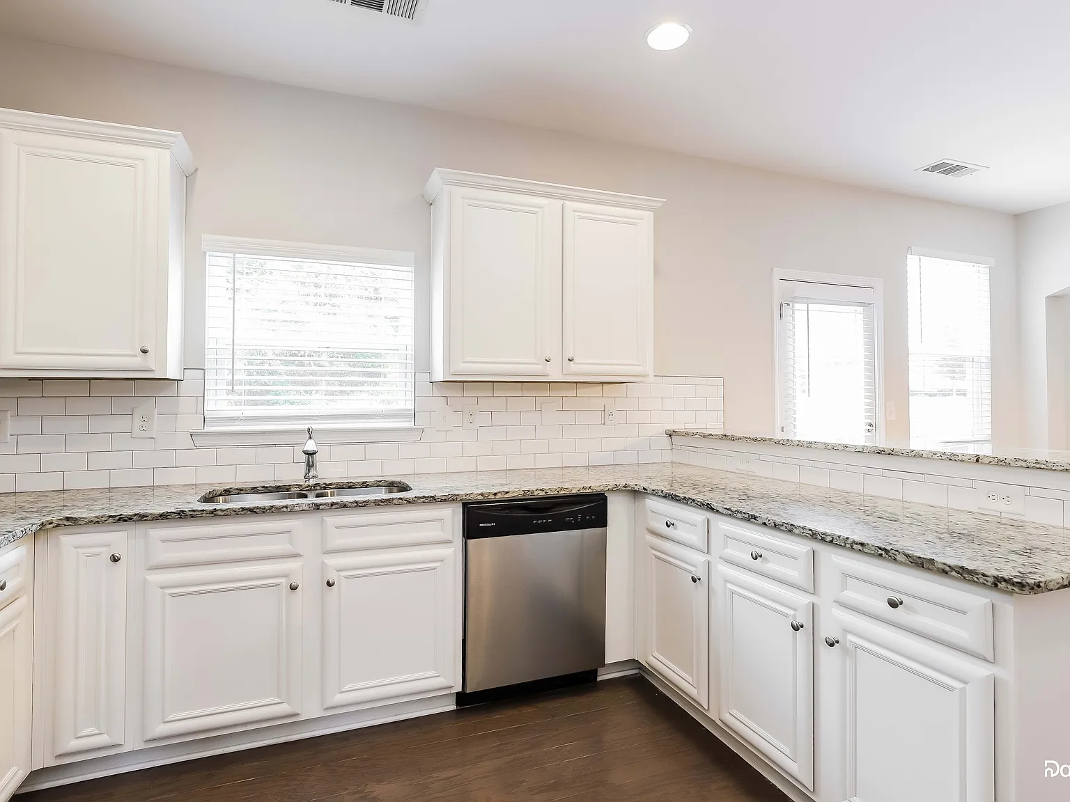 4 bed, 2.5 bath, 2432 sqft, $2,245 — Photo 4