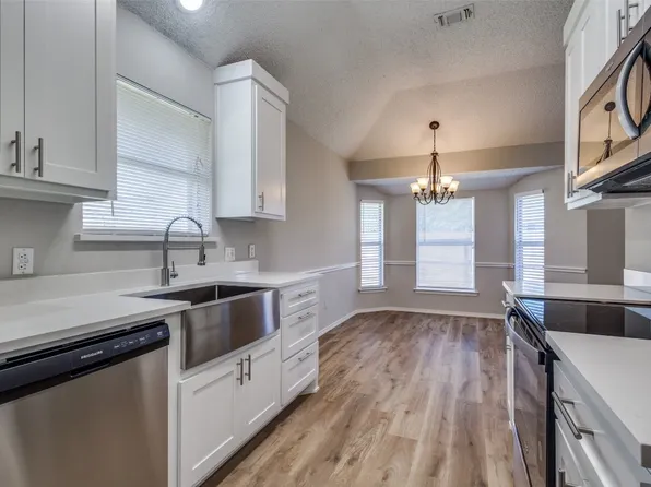 6109 Courtside Dr, Watauga, TX 76148