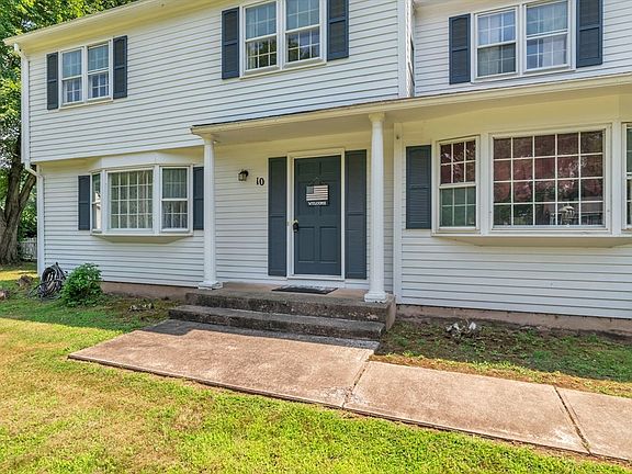 3rd image of 10 Oakmoor Dr