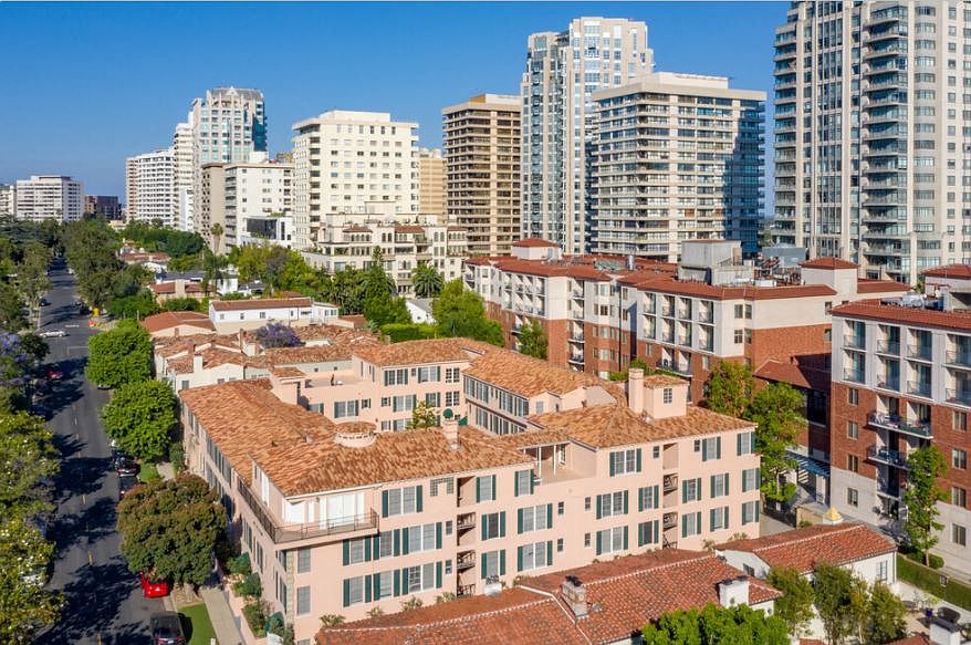 Lindbrook Manor Apartments Courtyard from a Drone