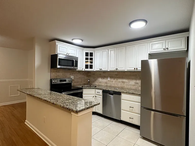 Pembroke Apartments — Photo 34
