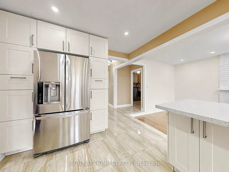 86 Howlett Ave — Photo 21