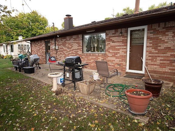 5th image of 611 Valley Dr