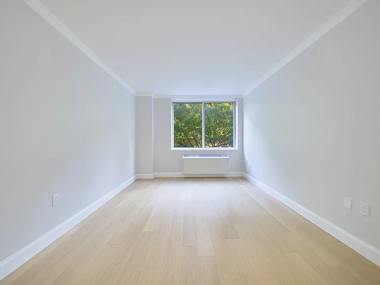 160 Riverside Blvd #304 — Photo 4