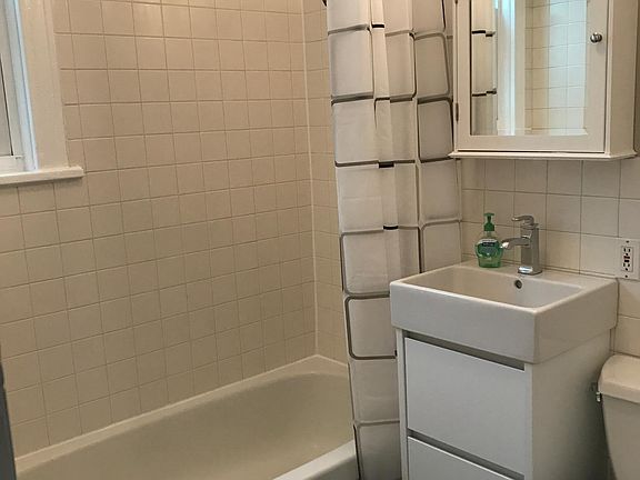 4th image of 3016 N Clifton Ave #2