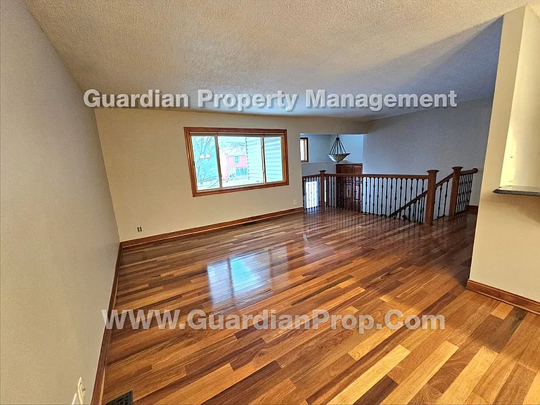 3335 Urbandale Ln N — Photo 4