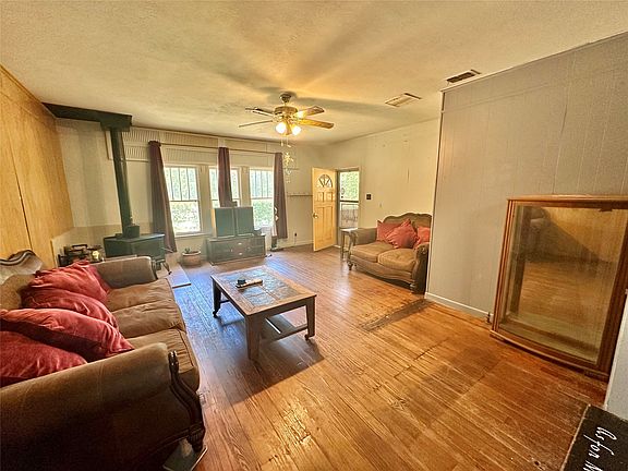 3rd image of 423 Strawn Rd