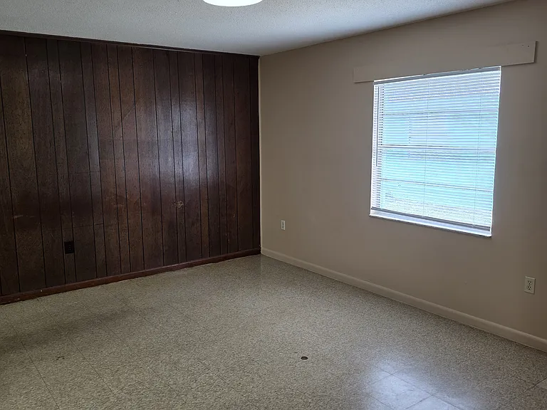 1047 Jewel Ave — Photo 4