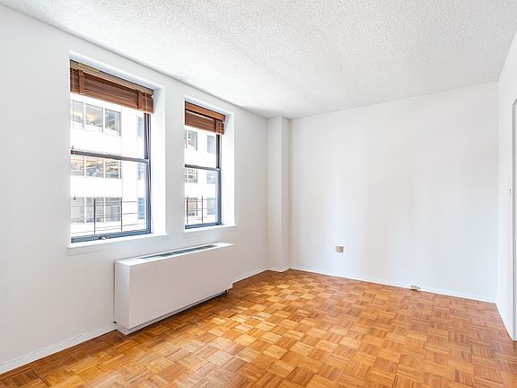 4th image of 150 W 51st St APT 926