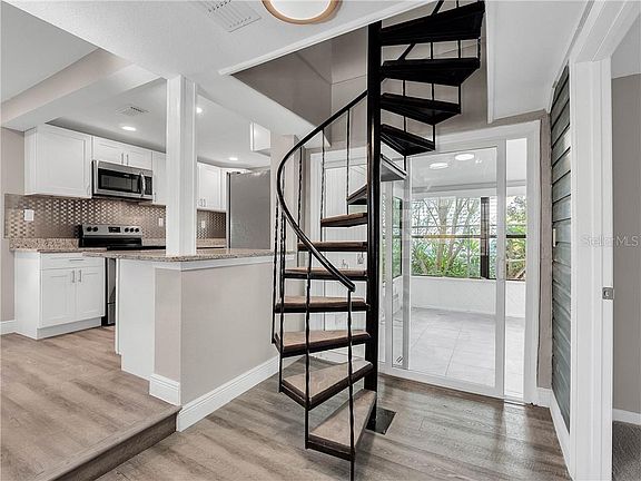 4th image of 2037 Chamberlin St