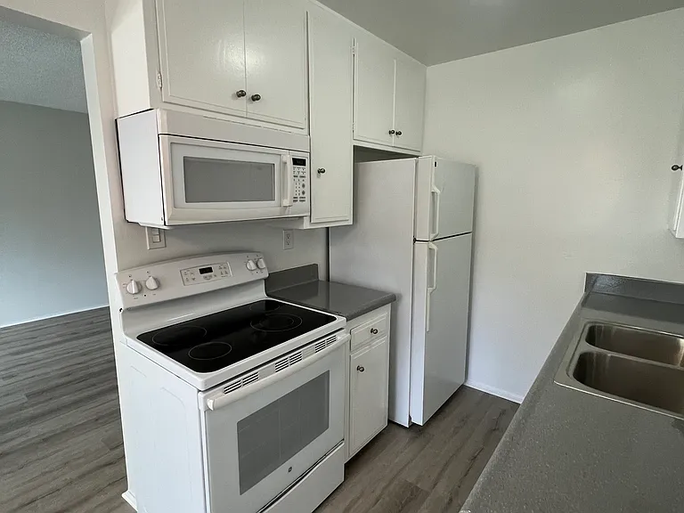 2611 E. Broadway — Photo 30