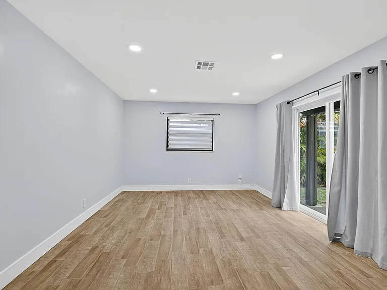 725 Heron Dr — Photo 25