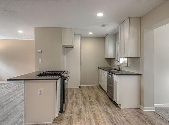 4th image of 5122 Harmony Dr