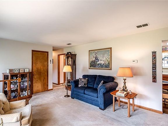 3rd image of 490 Colonial Dr