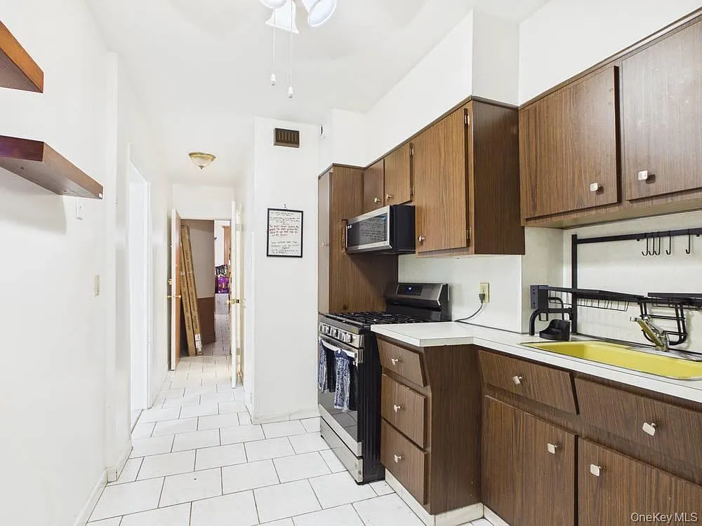 2 bed, 1.0 bath, 2829 sqft, $3,300 — Photo 4