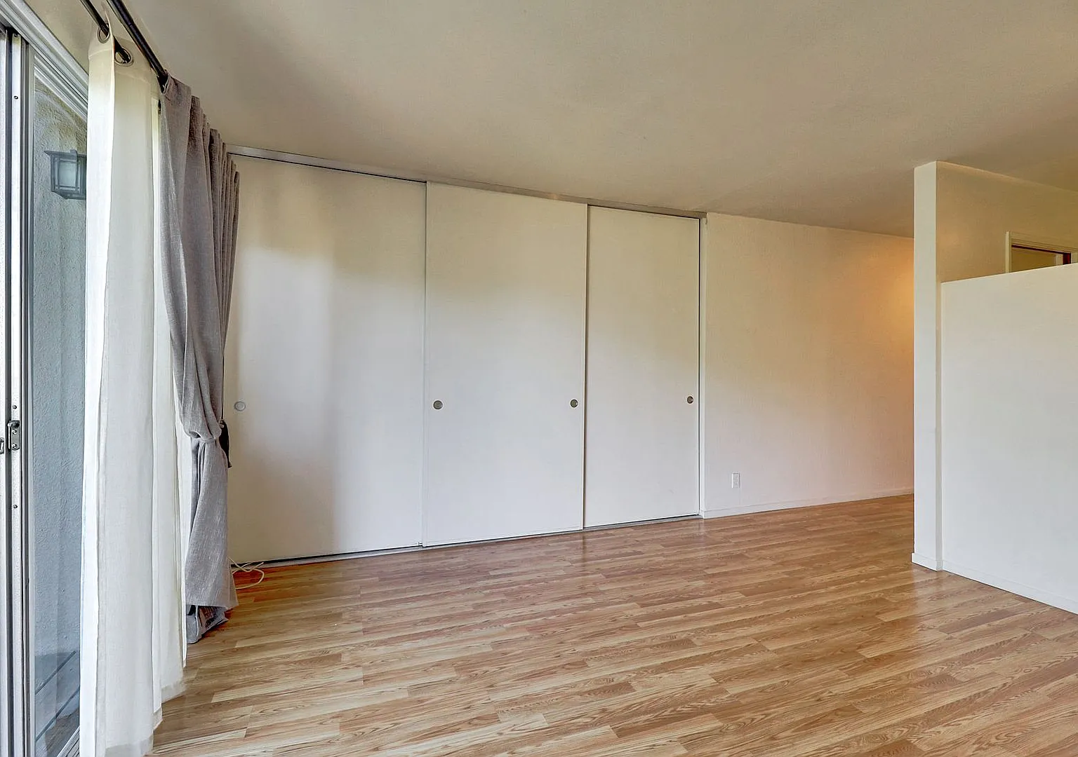 Cozy Top-Floor Studio in Adam's Point — Photo 2