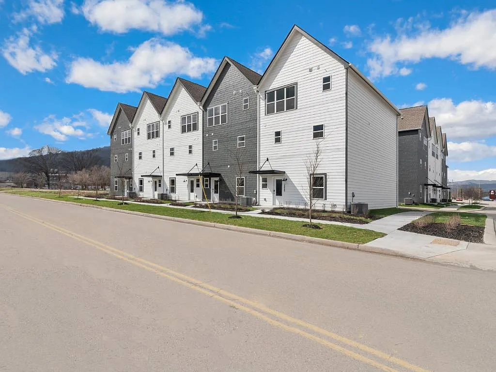 Lookout View Townhomes — Photo 3