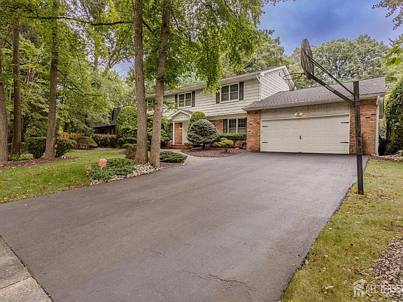 5th image of 6 Burlington Ln