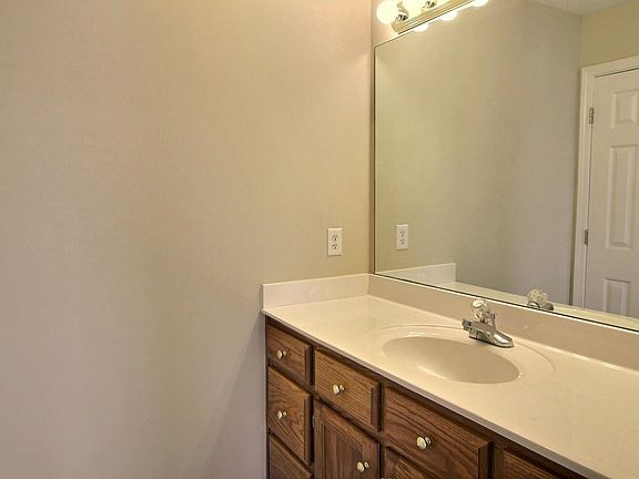 5th image of 120 Center Springs Dr