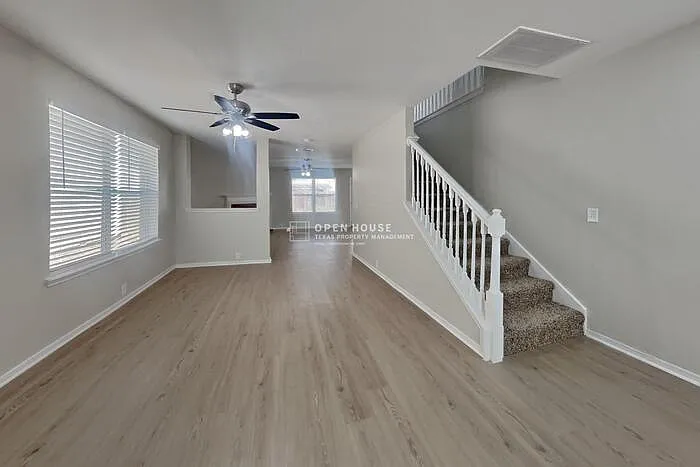 4 bed, 2.5 bath, 2562 sqft, $2,500 — Photo 4