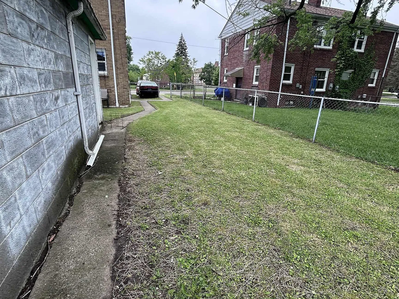 2 bed, 1.0 bath, 1425 sqft, $1,200 — Photo 2