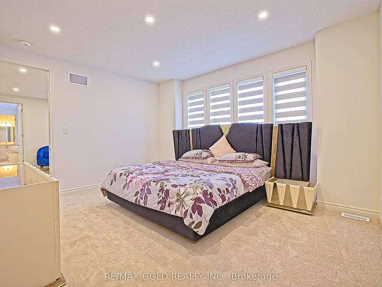19 Marigold Blvd — Photo 36