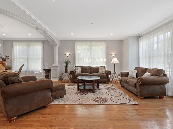 3rd image of 3082 Saratoga Ln