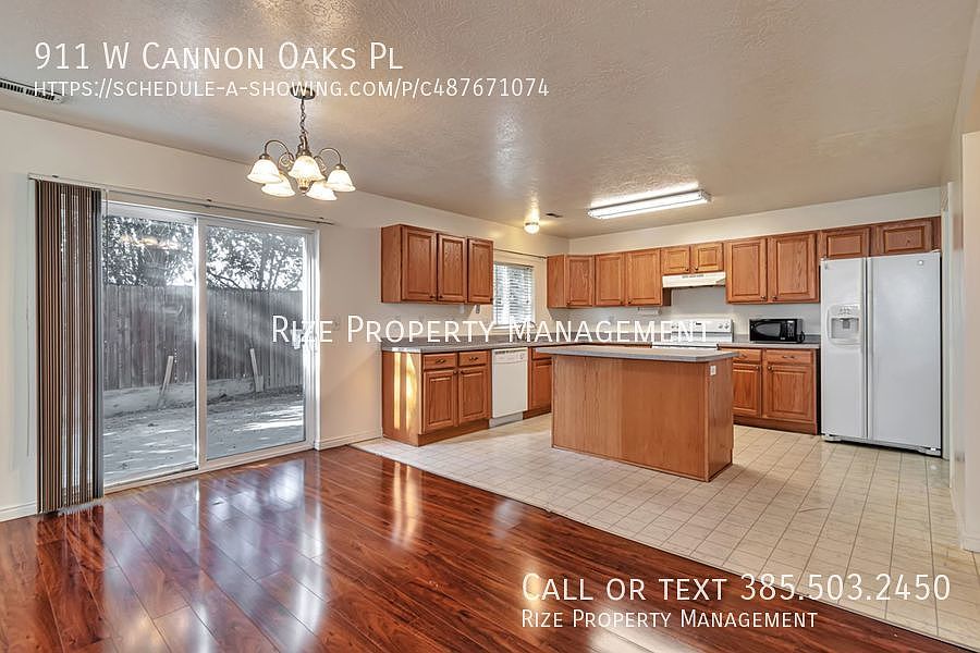 1st image of 911 W Cannon Oaks Pl