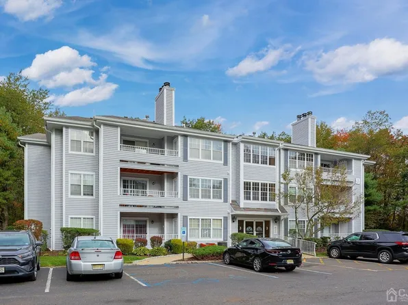 309 Raintree Ct, Helmetta, NJ 08828