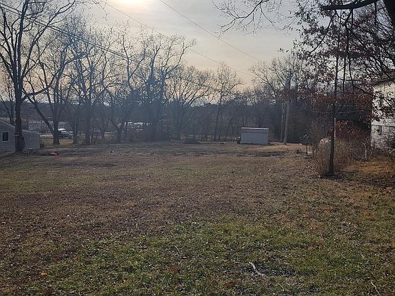 5th image of 225 Arnold Ave