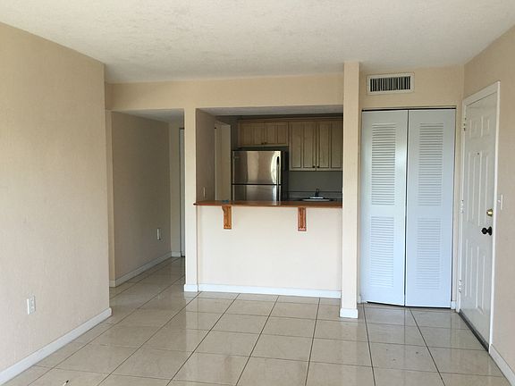 4th image of 1090 NE 129th St APT 405