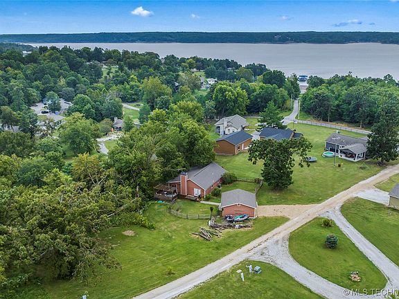 3rd image of 31947 Dogwood Cir