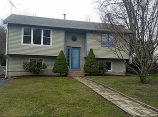 91 Winterberry Rd, Saunderstown, RI 02874