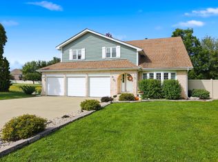 10 Americana Ct, Roselle, IL 60172