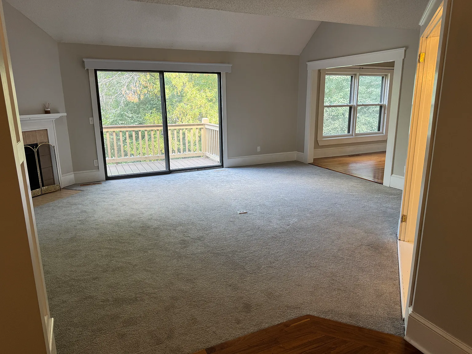 2 bed, 1.5 bath, 2014 sqft, $2,099 — Photo 2