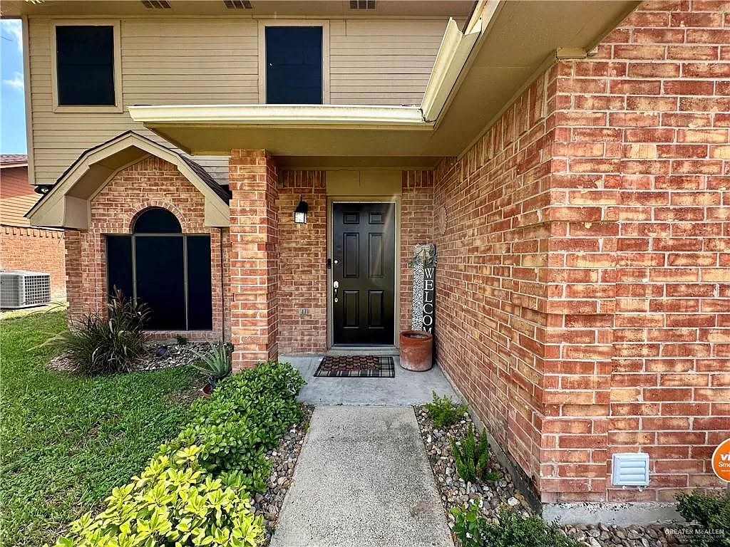 4 bed, 2.5 bath, 2299 sqft, $2,300 — Photo 2