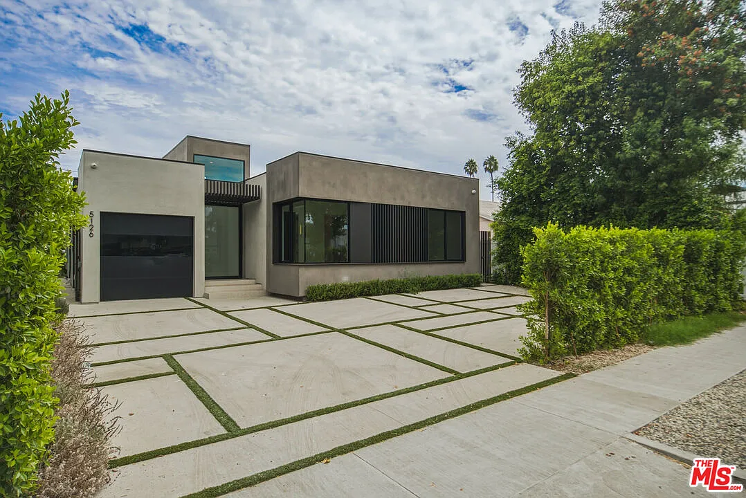 4 bed, 4.5 bath, 2606 sqft, $9,500 — Photo 1