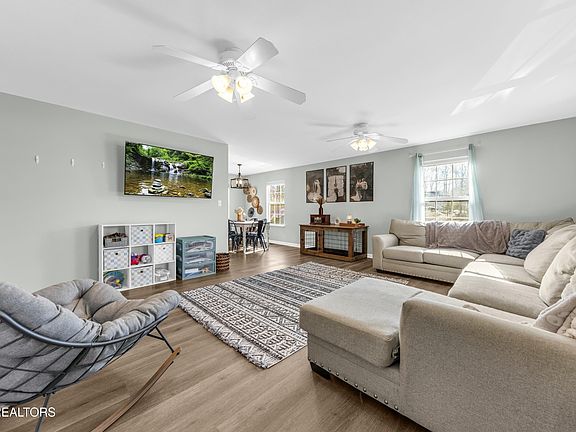 4th image of 626 Kansas Ln