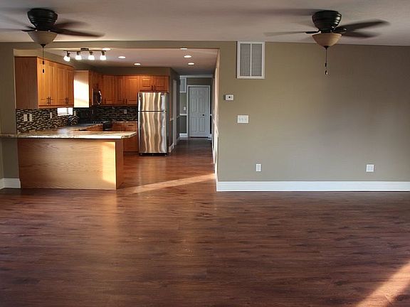 4th image of 221 E Stoddard Ave