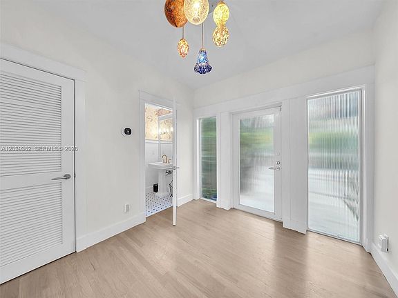 4th image of 736 NE 17th Way