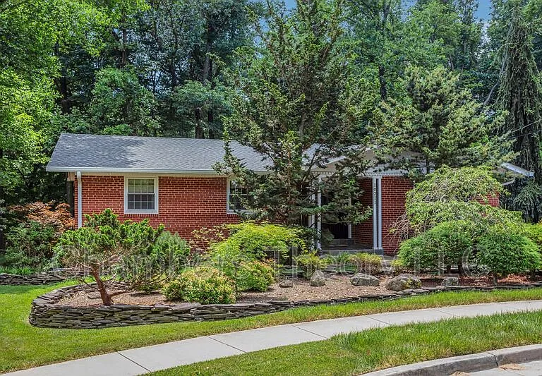10211 Fox Ln — Photo 2