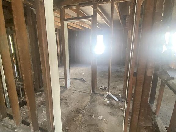 5th image of 320 E Mary St