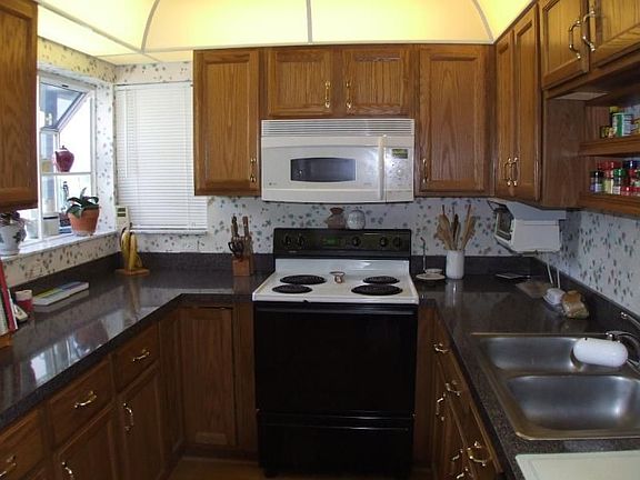 5th image of 344 Village Dr