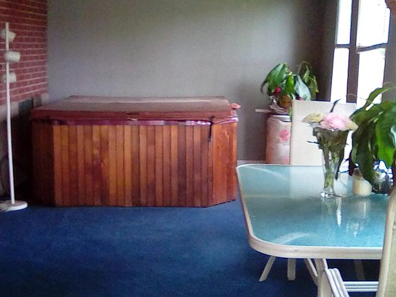 inclosed back porch/h tub