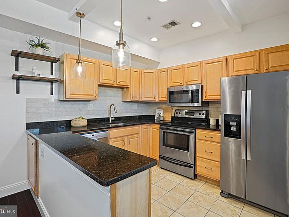 5th image of 920 15th St SE APT D