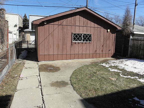 4th image of 2303 S 61st Ct