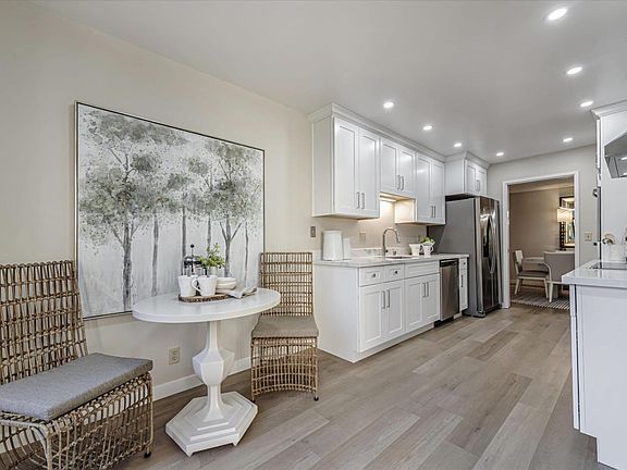 5th image of 504 Sand Hill Cir