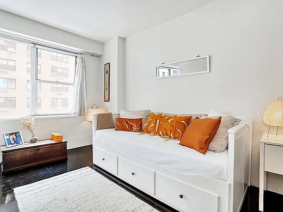 4th image of 136 E 56th St APT 4G