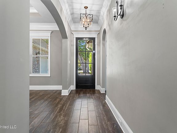4th image of 106 W Park Dr